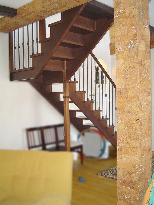 Деревянная лестница Bitra фабрики Rintal